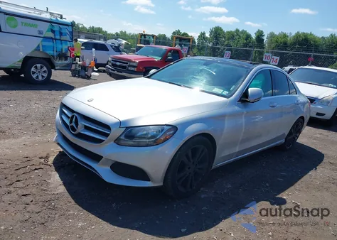 2016 Mercedes-Benz C 300 Luxury/Sport z USA, uszkodzony, nr VIN 55SWF4JB7GU098843